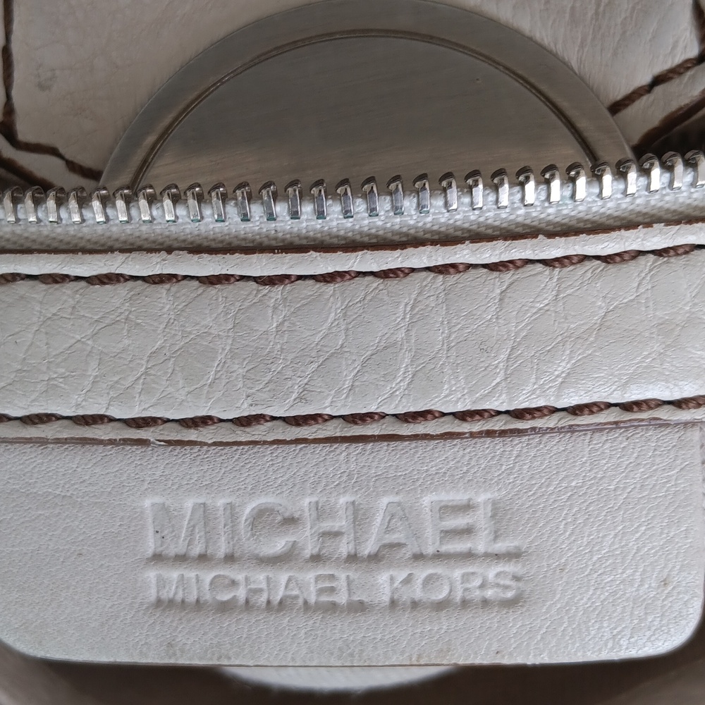 Michael Kors Creamy White Shoulder Bag with Silver Hardware. Preloved - Picture 5 of 9